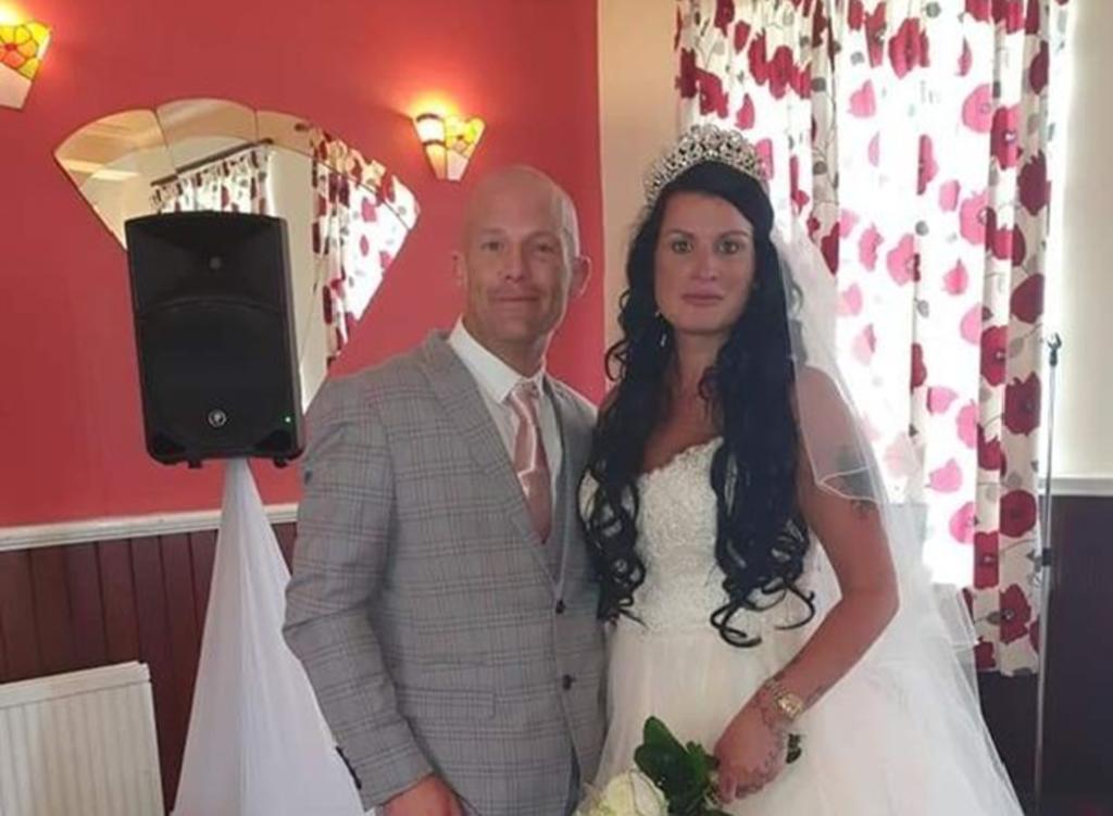 Organiza boda sorpresa ya que su novio lleva años pidiendo casarse