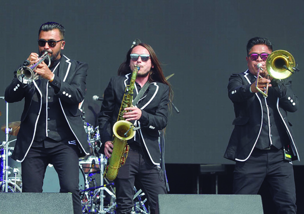 Los Estrambóticos ponen a bailar a la Glorieta de Insurgentes