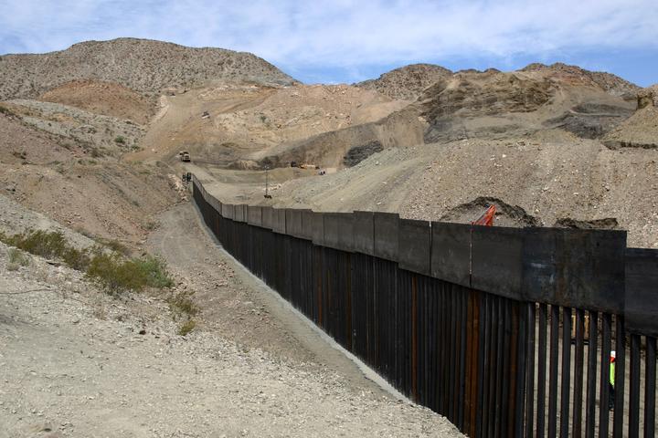 Construyen muro con fondos militares