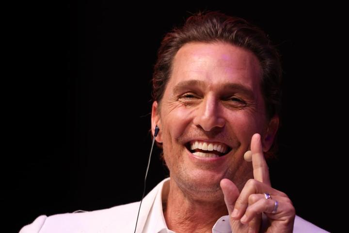 Matthew McConaughey aconseja a jóvenes 'tragarse el mundo'