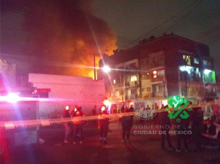 Se registra incendio en tienda de abarrotes de la CDMX