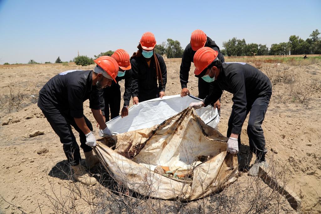 Encuentran más fosas comunes en Raqqa