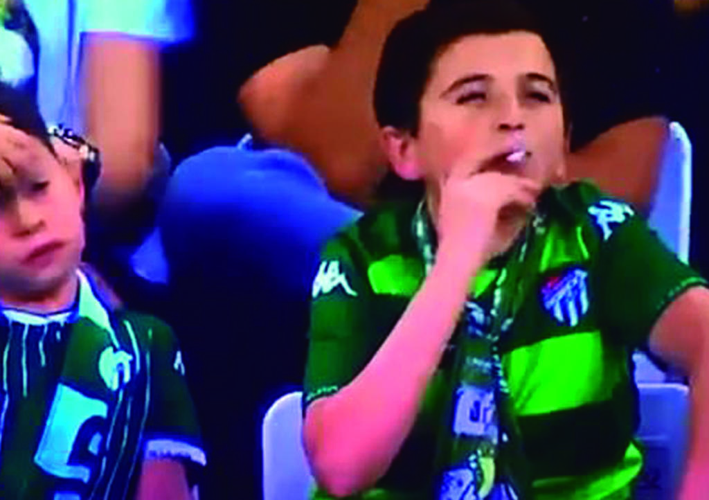VIRAL: La verdad detrás del 'niño' fumando en un estadio