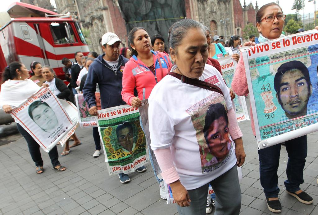 Acusan padres de los 43 a Sedena y FGR de volver lento el caso