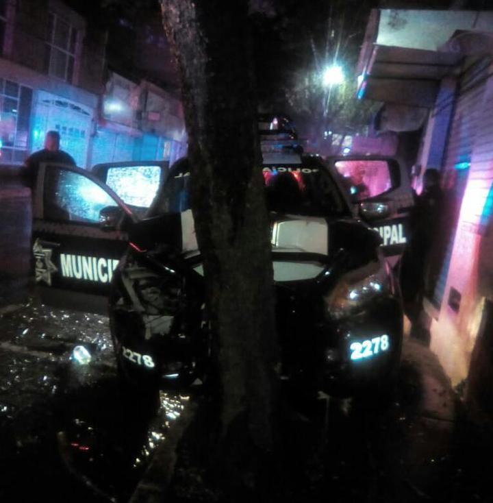 Policías chocan con árbol; dos lesionados