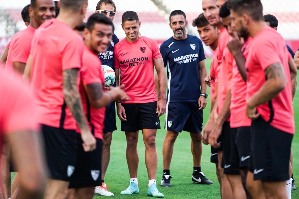 'Chicharito' entrena con Sevilla por primera vez
