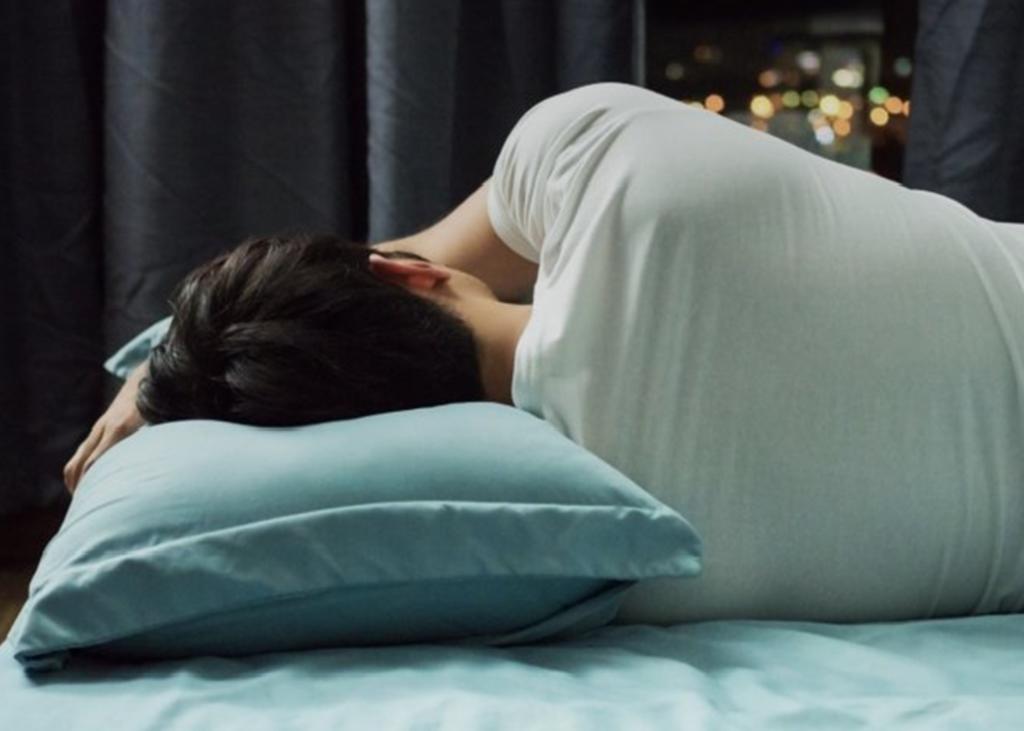 Hombre es multado por dormir en una cama que no es suya