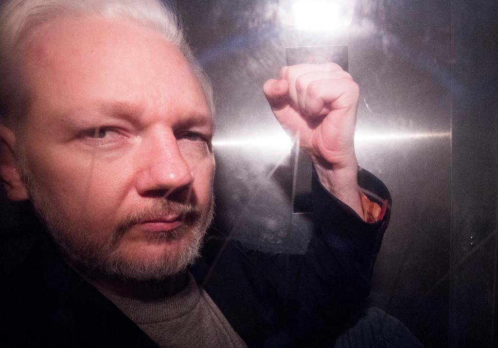 Assange seguirá en prisión mientras espera el juicio de extradición a EUA