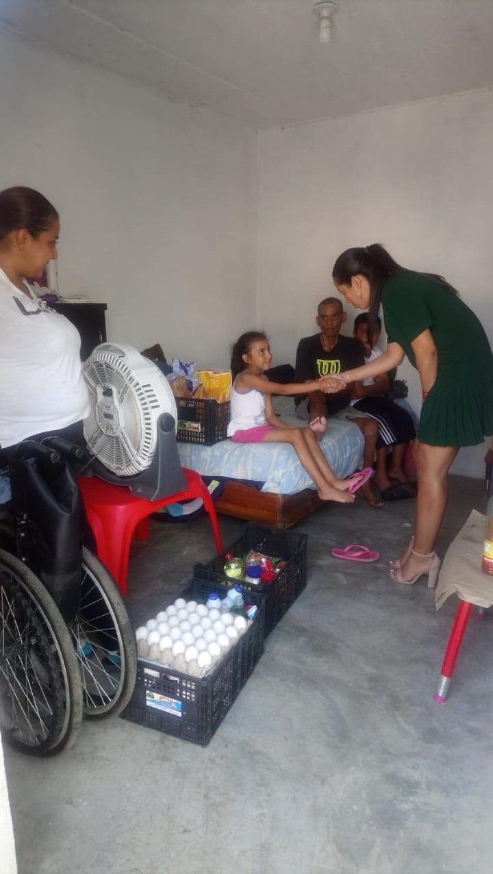 Ayudan a familia en situación vulnerable