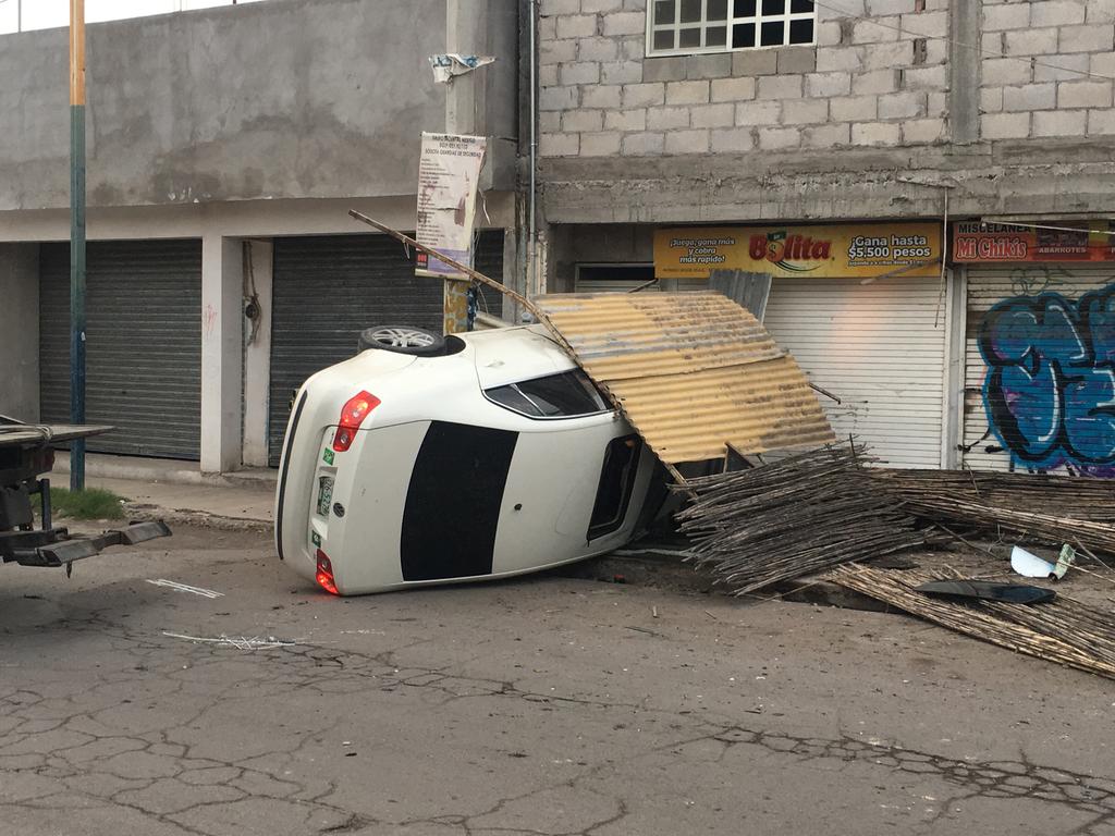 Vehículo choca con negocios y termina volcado en Gómez Palacio