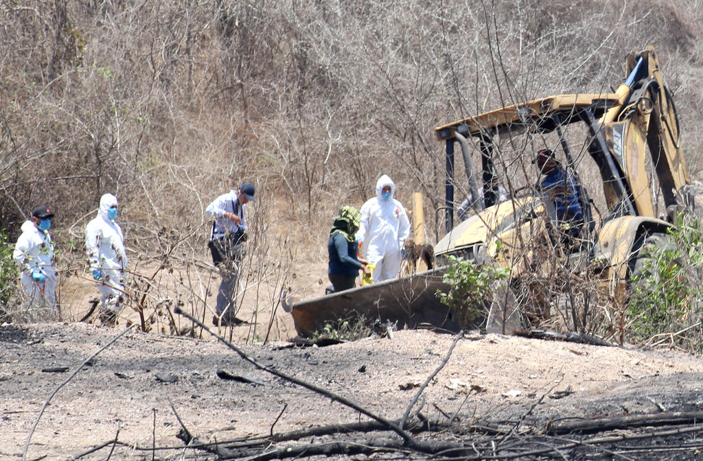 Hallazgo de fosa con 44 cadáveres agudiza crisis forense en México