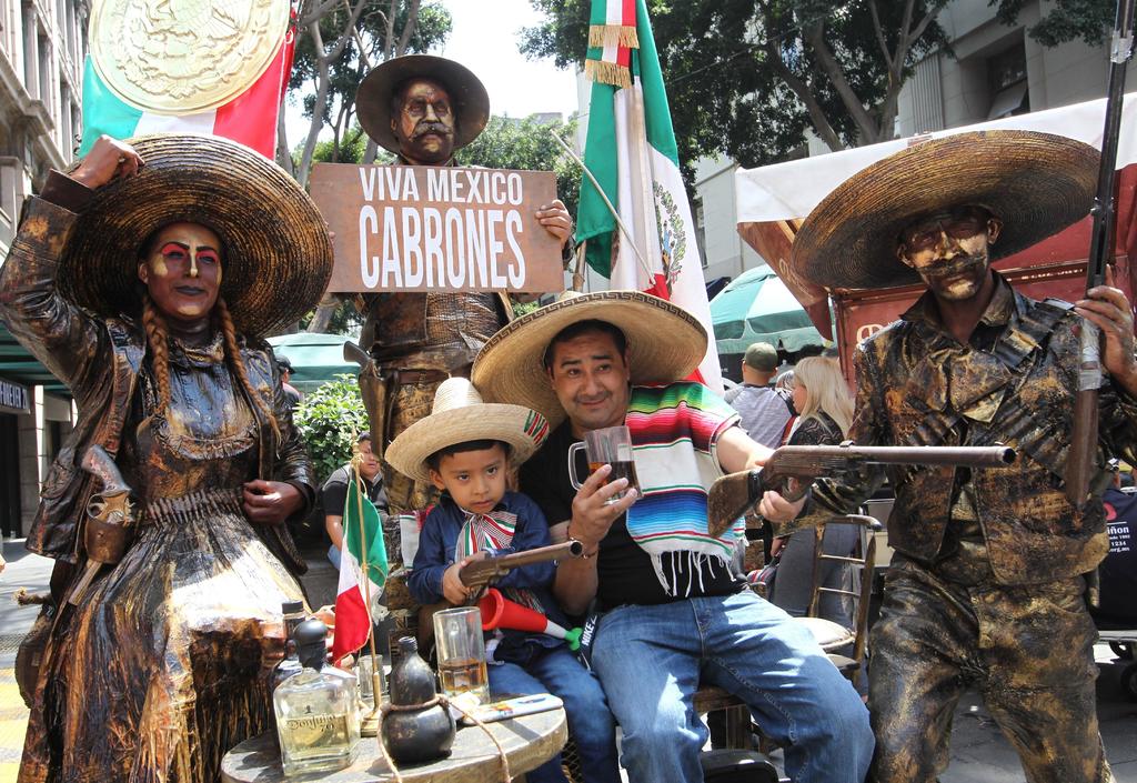 Mexicanos celebran verbenas al iniciar las Fiestas Patrias 2019