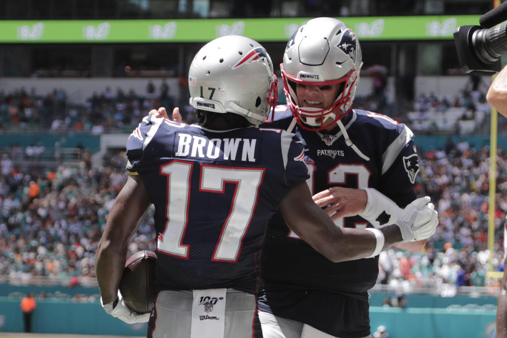 Brown debuta con touchdown en paliza de Patriotas a Miami