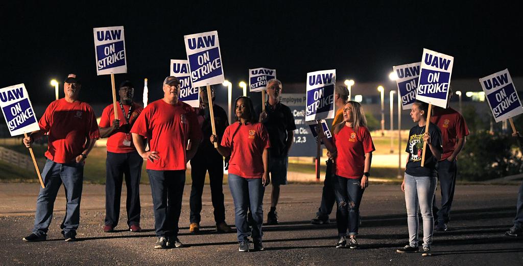 Trabajadores de GM en EUA convocan a huelga