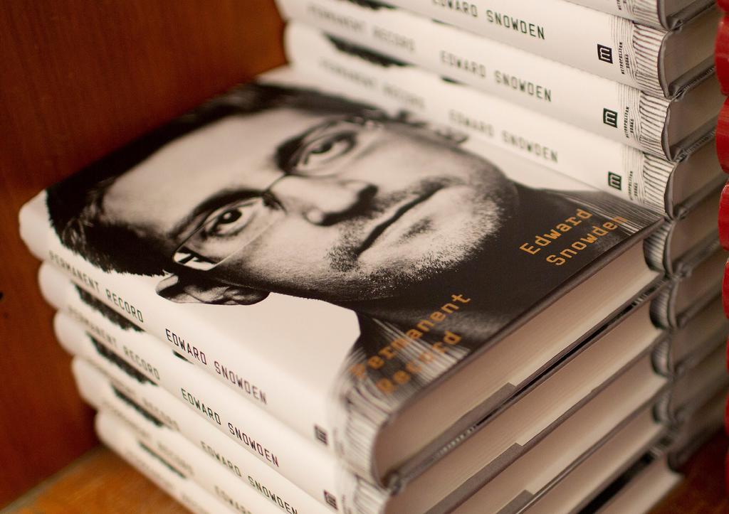 Demanda EUA a Snowden por publicar su libro sin permitirle revisarlo