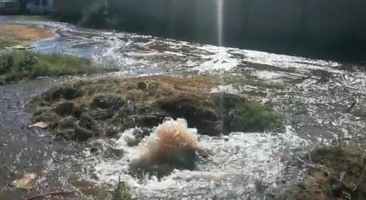 Reportan megafuga de agua en colonia Chulas Fronteras