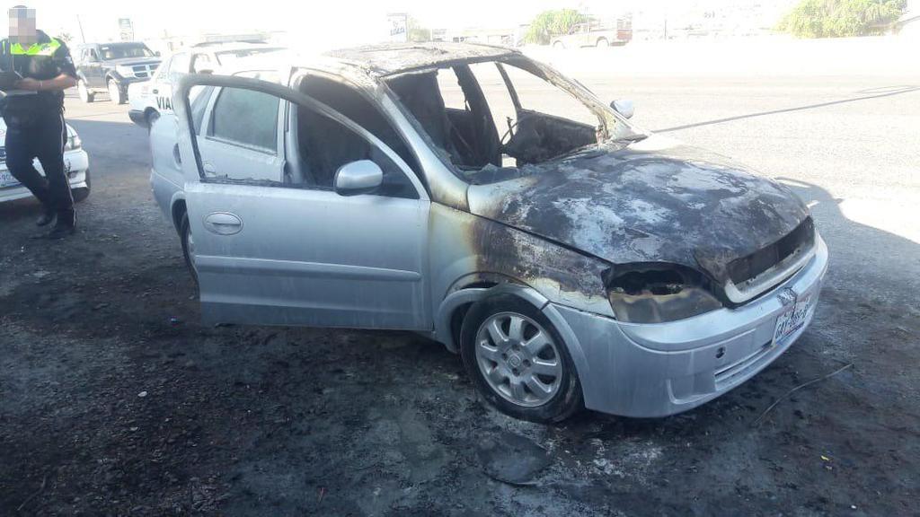 En Gómez Palacio, arde carro por cortocircuito