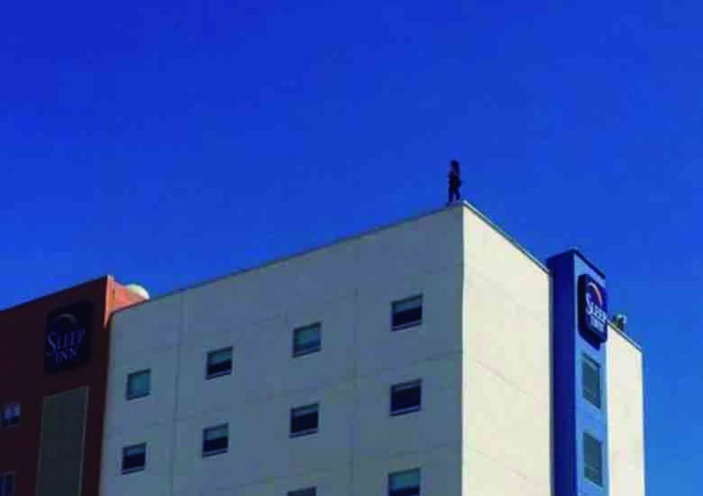 Mujer se lanza desde azotea de hotel en Tijuana