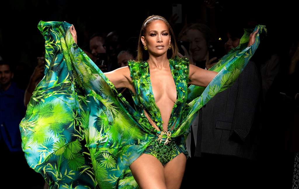 Jennifer Lopez revive icónico vestido de Versace