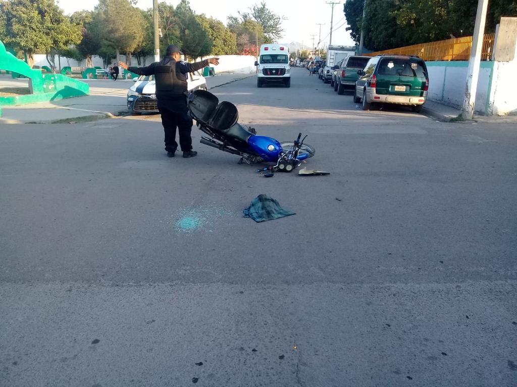 Motociclista impacta vehículo y sale proyectado en Gómez Palacio