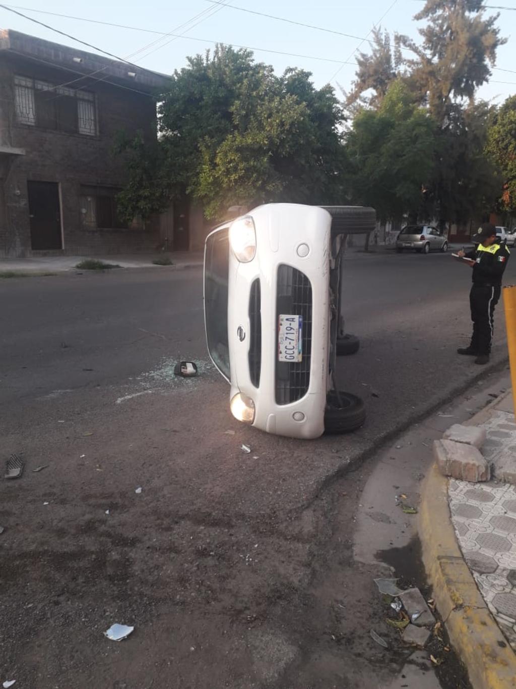 Vuelca vehículo en Centro de Gómez Palacio