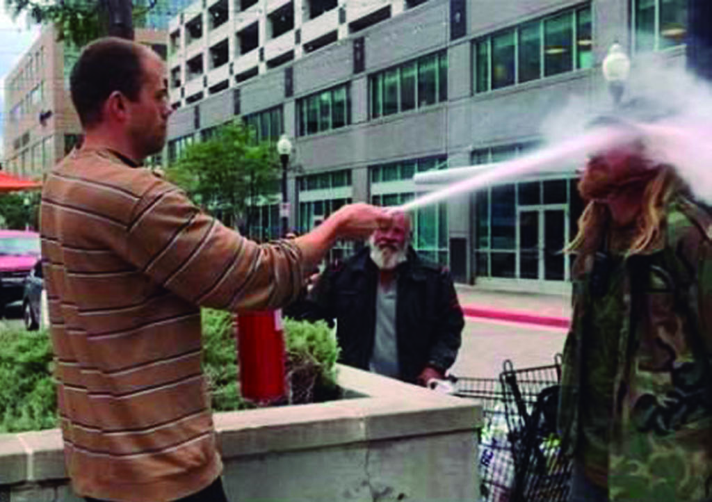 Abre extintor en el rostro de fumador al rehusarse a apagarlo
