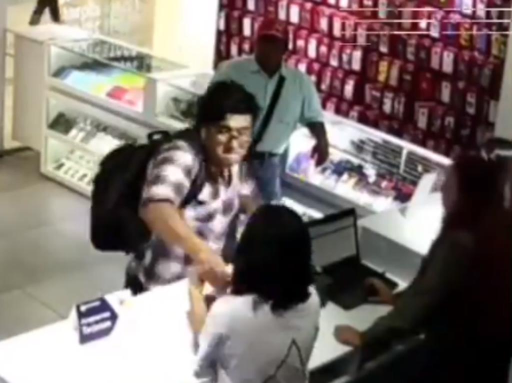 Hombre ofende y golpea a empleada de tienda en Tlalnepantla