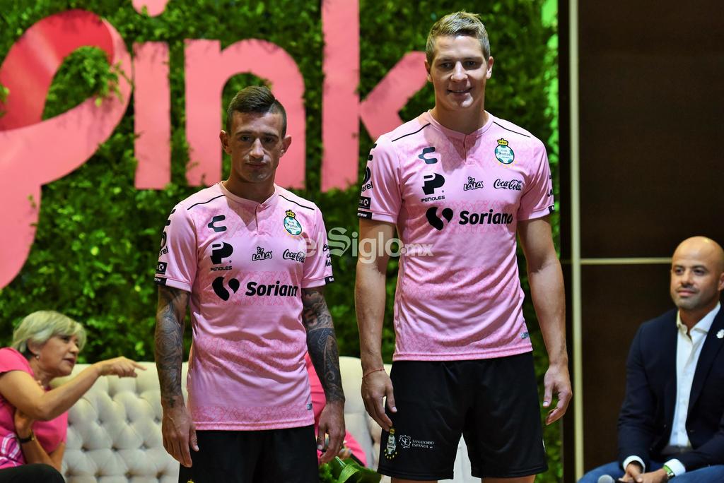Presentan jersey rosa de Santos Laguna
