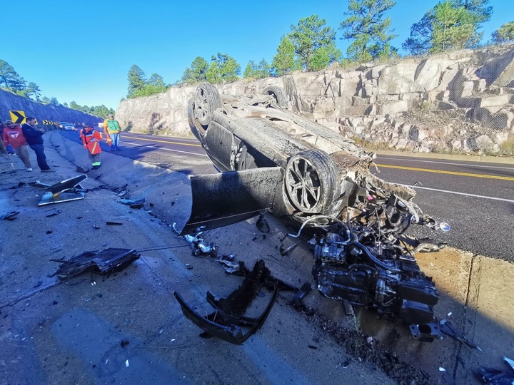 Familia sobrevive a aparatosa volcadura