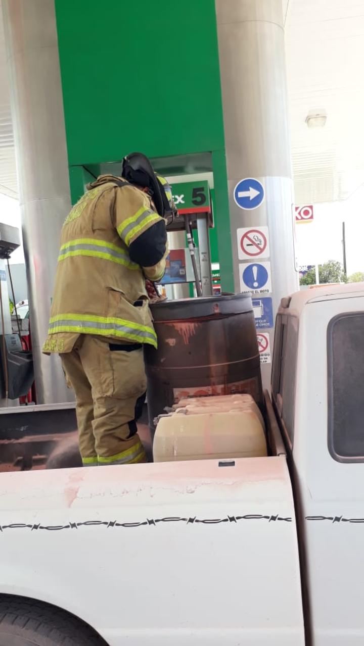 Adulto y niño quemados cuando cargaban gasolina