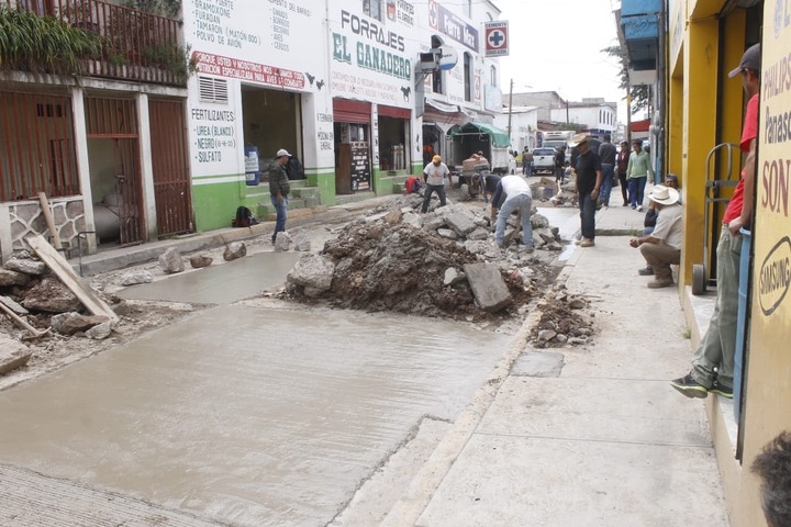 Reparan calles de El Salto, Pueblo Nuevo