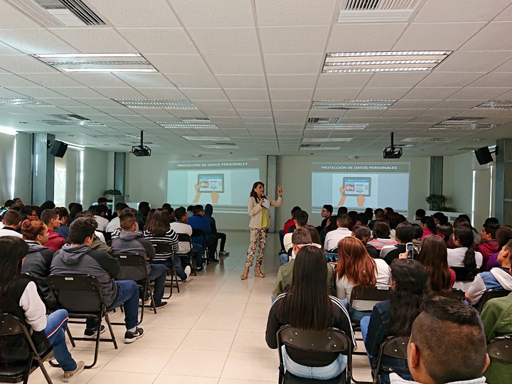 Alumnos aprenden de transparencia