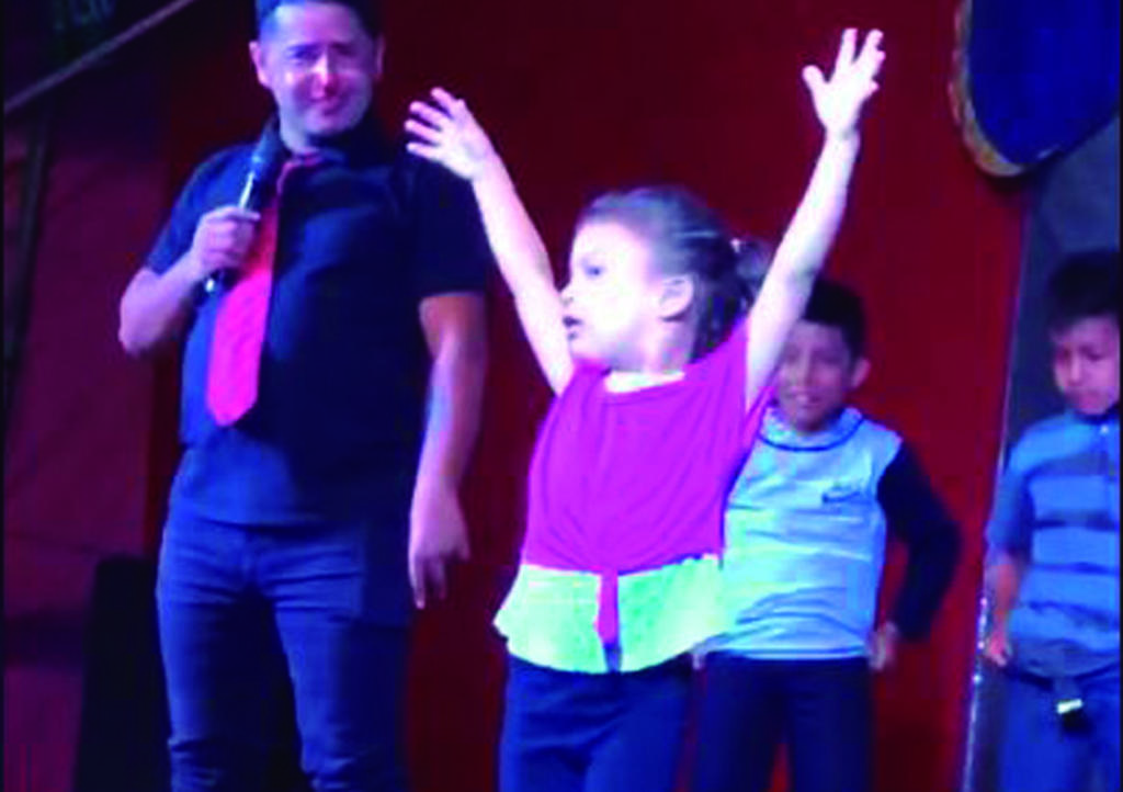 VIDEO: Niña enamora a multitud al bailar 'La Rosalía'