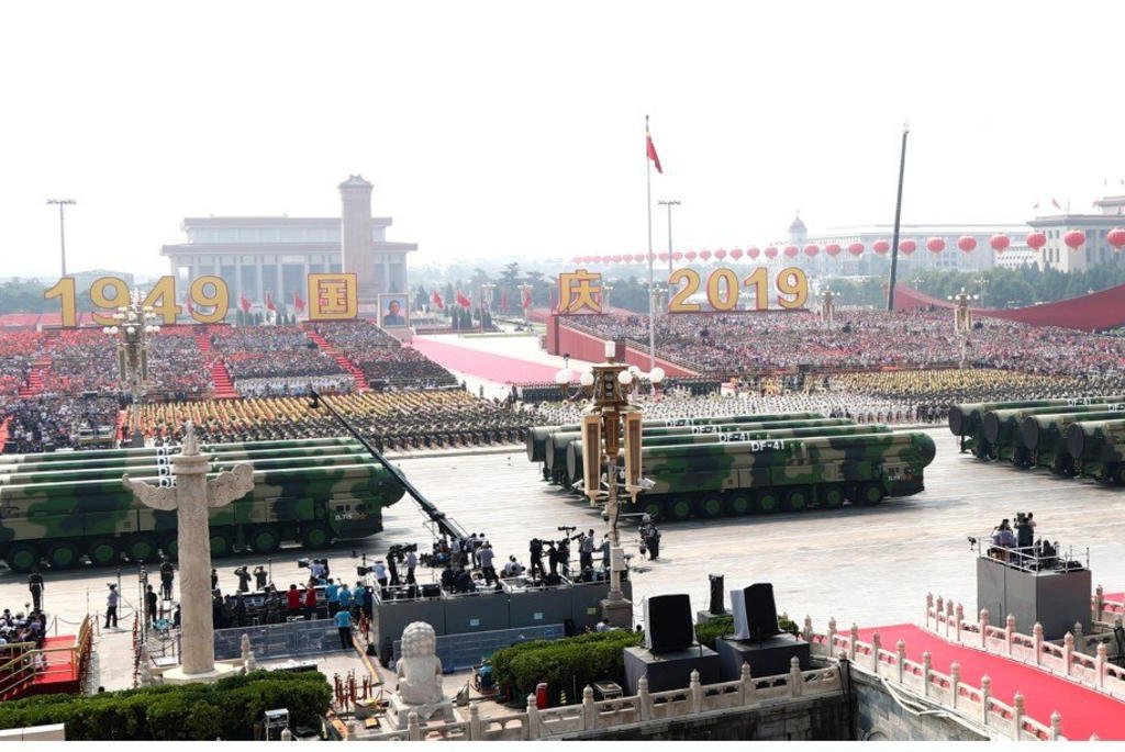 China muestra su poderío económico y militar con desfile
