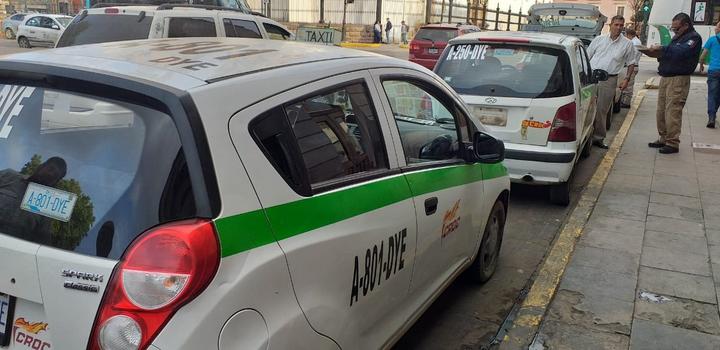 Sancionan a 42 taxistas por obstruir la calle