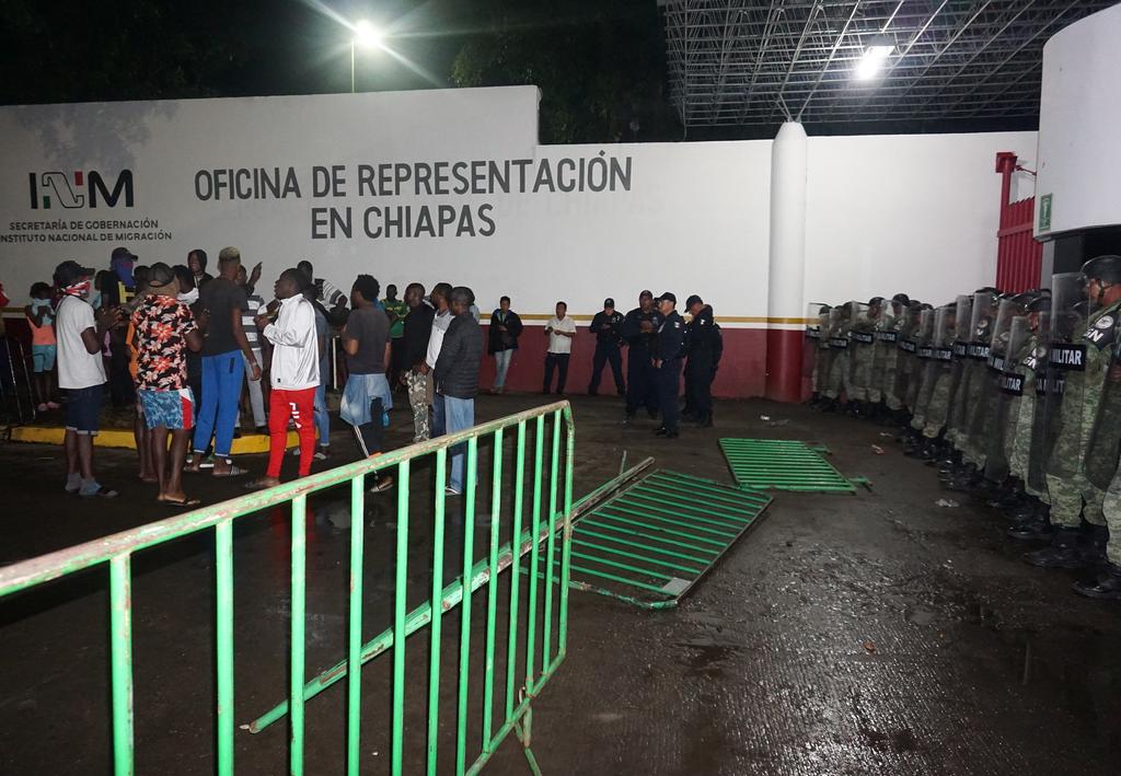Policía agrede a migrante y endurece tensión en Chiapas