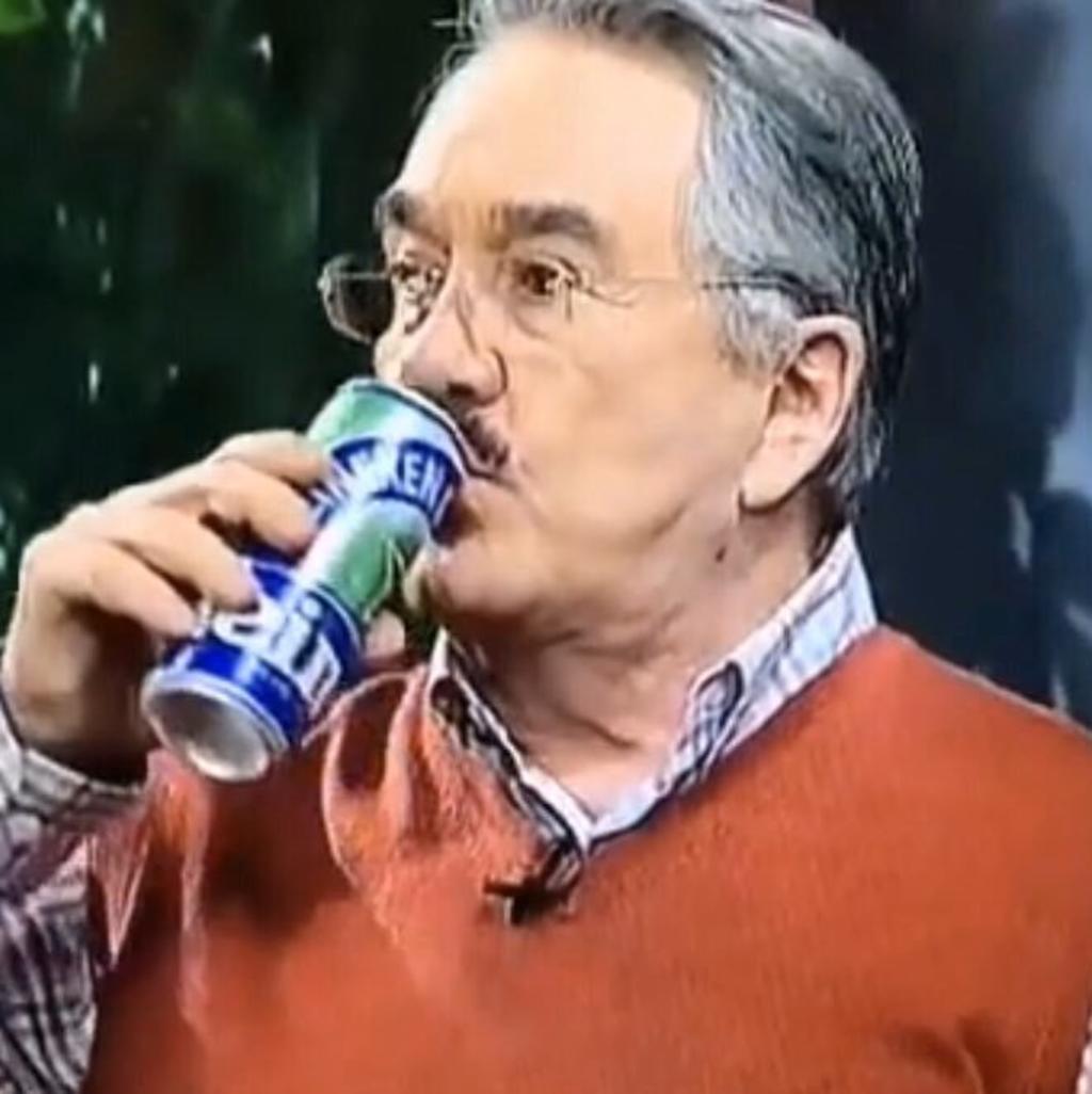 VIDEO: Pedro Sola promociona cerveza y vuelve a 'regarla'