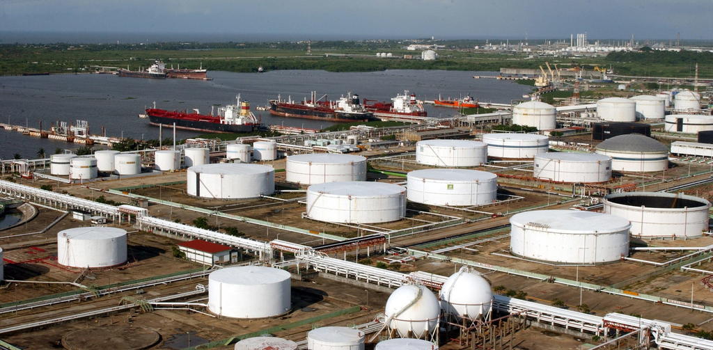 Controlan incendio en Pajaritos, terminal marítima de Pemex