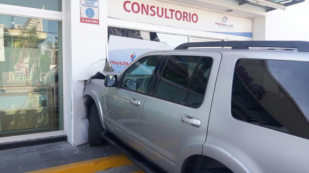 Conductor se estrella contra una farmacia