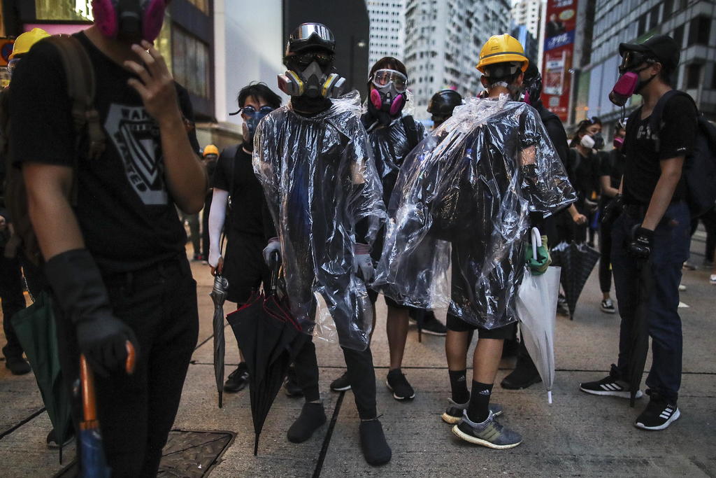 Manifestantes siguen con desafío a ley antimáscaras en Hong Kong