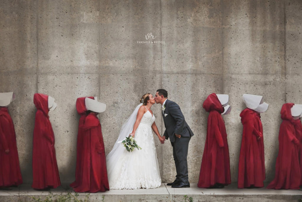 Boda temática de The Handmaid’s Tale genera polémica