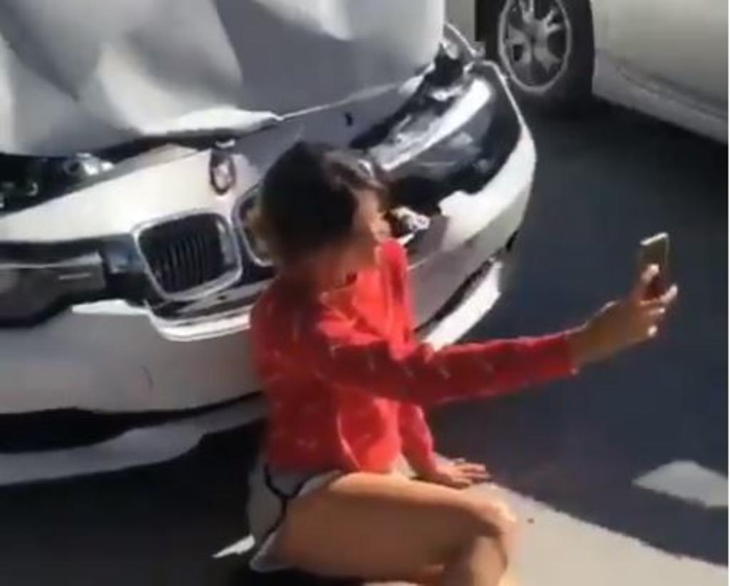 VIRAL: Chica se toma selfie después de chocar su auto de lujo
