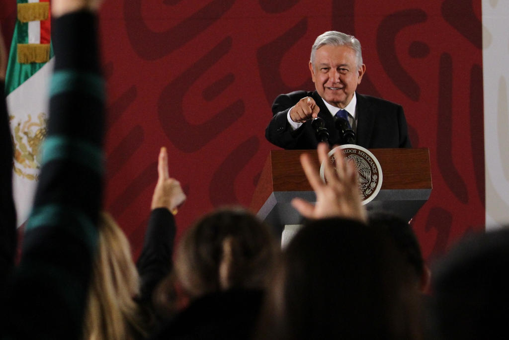 'Ríndanse, los tenemos rodeados', advierte López Obrador a corruptos