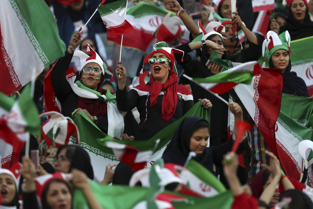 Mujeres iraníes hacen historia con su entrada al estadio Azadi