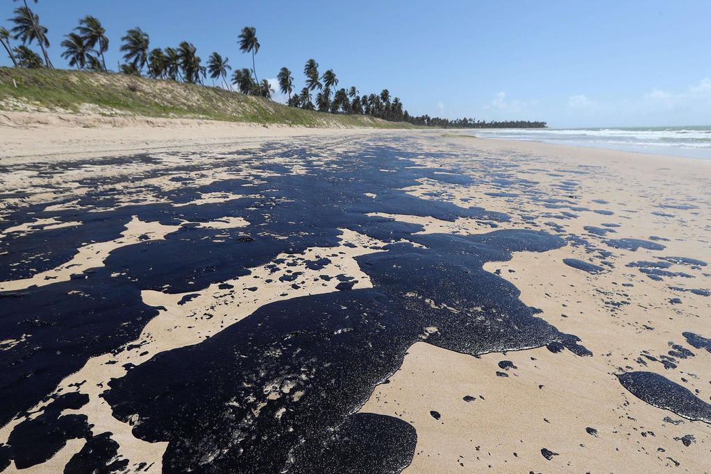 Derrame de petróleo en océano eleva tensión entre Brasil y Venezuela