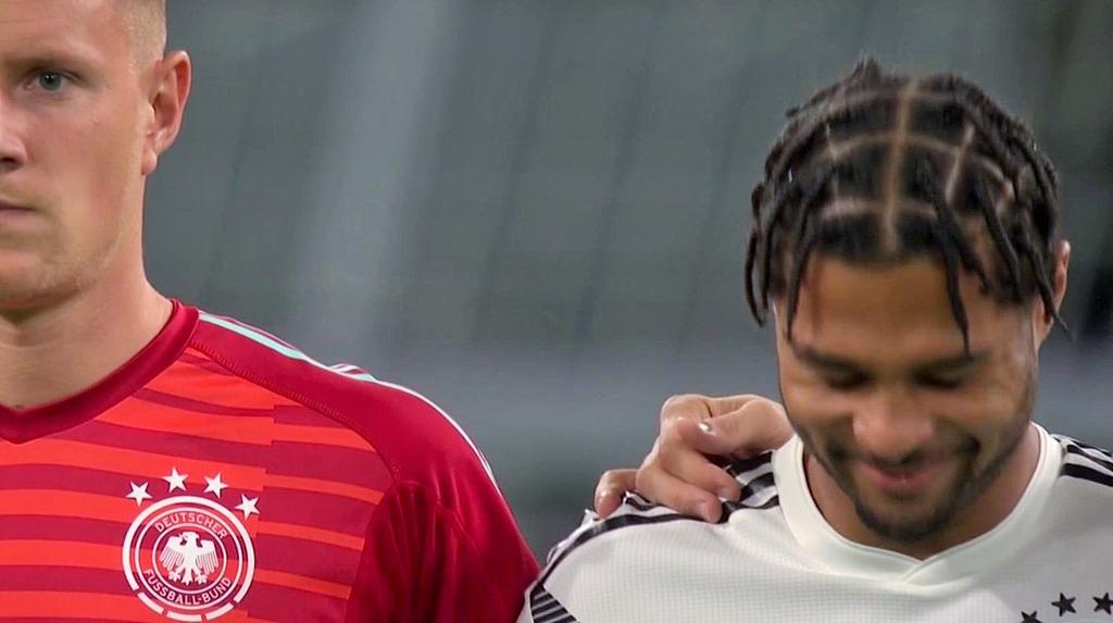 Futbolista alemán es criticado por reírse durante el minuto de Silencio