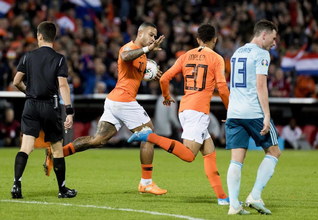 Holanda derrota a Irlanda en búsqueda de su pase a la Eurocopa