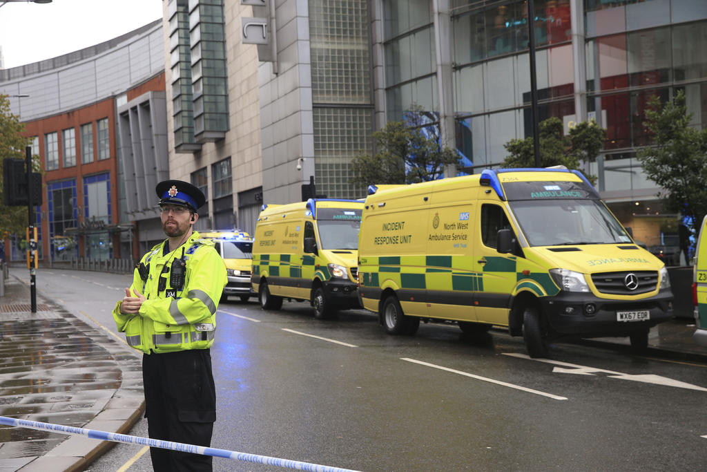 Hombre armado con cuchillo hiere a cinco personas en Manchester