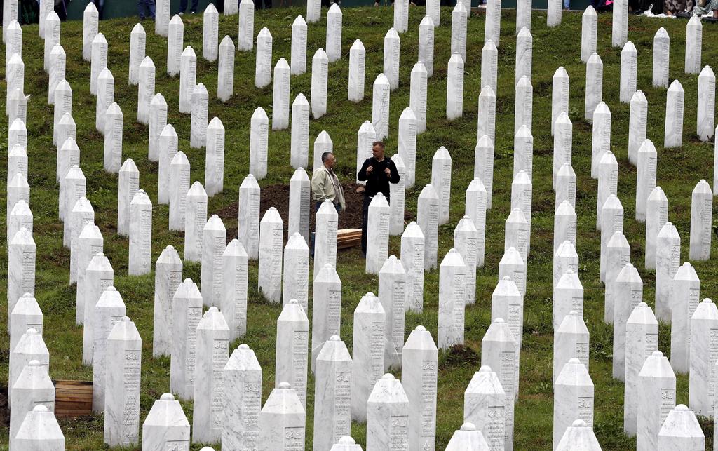 Víctimas de genocidio en Srebrenica piden retirar Nobel a Peter Handke