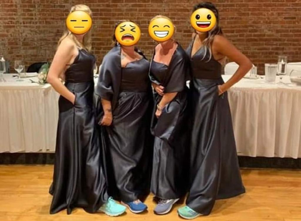 Damas de novia son criticadas por su atuendo de ‘bolsa de plástico’